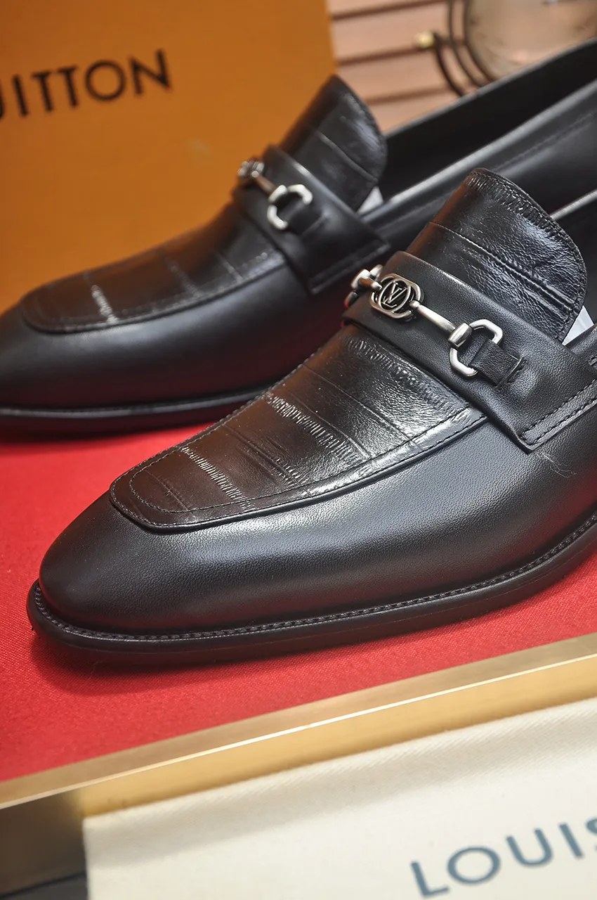 Men's men's shoes 💰540💶 [LV] (original single cowhide lining) 🍀LV's latest genuine leather business suit shoes are launched simultaneously on the official website. The first-layer cowhide imported from Italy is made of heavy gold, 💥official website 1:1 rubber outsole. Versatile to wear, high-end without losing class, and the color combination is extraordinary. This four-season style is alluring when worn on your feet, showing off your big-name flair. Standard code 38-45 (45 customized)